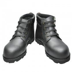 Bota en cuero dieléctrica, suela RH y con puntera liviana, producto nacional.