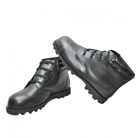 Bota en cuero, color negro con punta de acero, producto nacional.